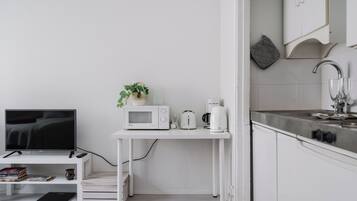 Leilighet, 1 dobbeltseng, kjæledyr tillatt, bakgårdsutsikt | Eget kjøkken | Minikjøleskap, mikrobølgeovn, ovn og kokeplater