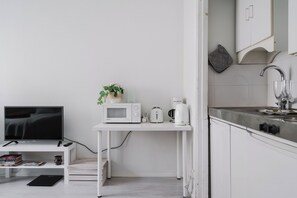 Leilighet, 1 dobbeltseng, kjæledyr tillatt, bakgårdsutsikt | Eget kjøkken | Minikjøleskap, mikrobølgeovn, ovn og kokeplater