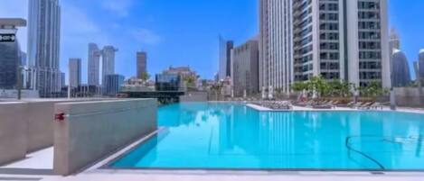 Una piscina al aire libre