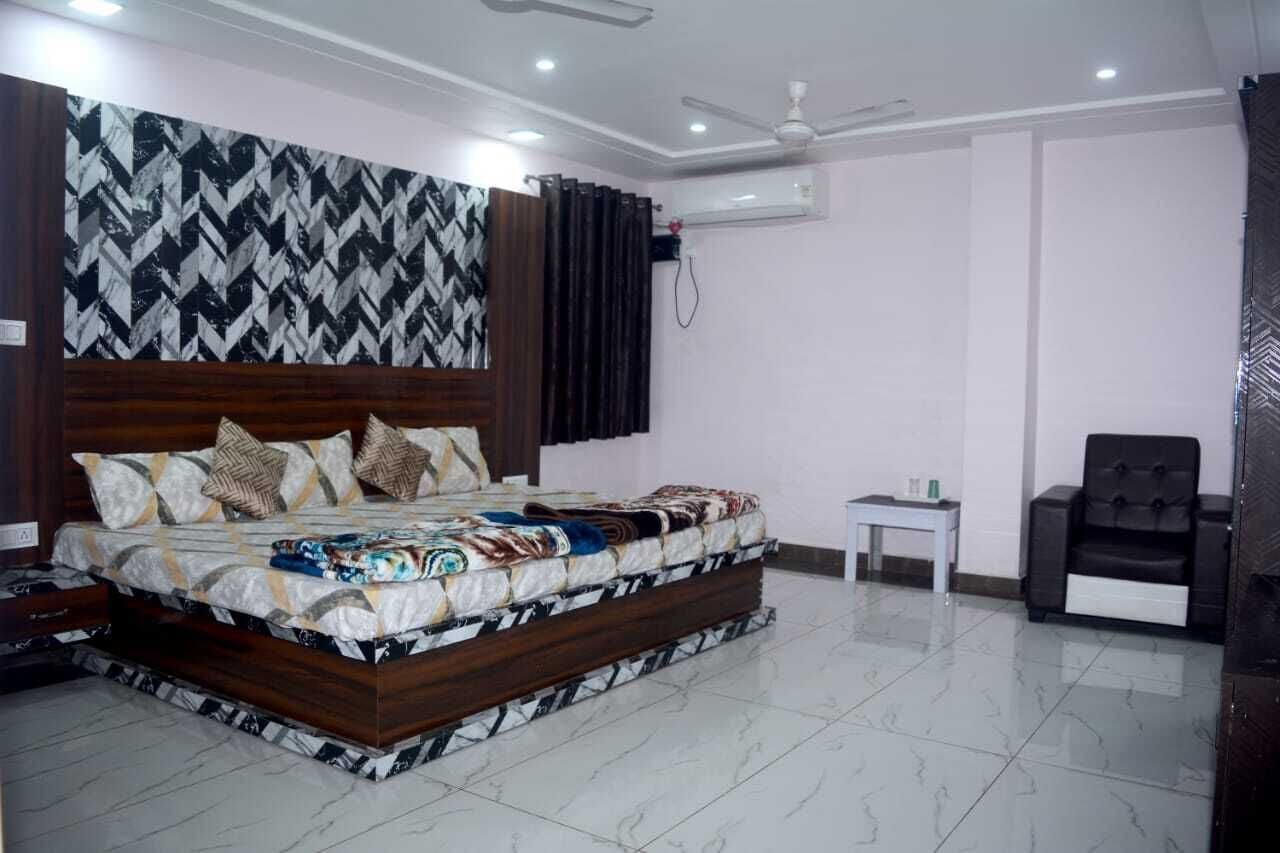 Deluxe Double Room, City View | Desk, laptop workspace, free WiFi