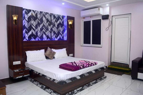 Deluxe Double Room, City View | Desk, laptop workspace, free WiFi - SHRADDHA SHIVAM RESIDENCY (Chitrakoot)