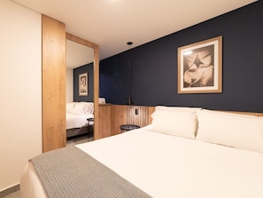 2 bedrooms, iron/ironing board, WiFi