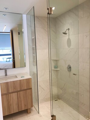 Ducha, secador de pelo y toallas