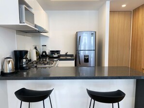 Réfrigérateur, four à micro-ondes, un four, surface de cuisson