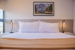 2 bedrooms, desk, WiFi, bed sheets