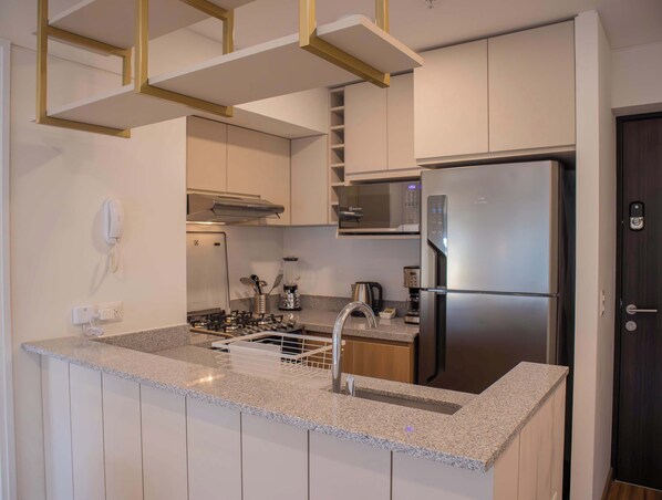Microonde, forno, piano cottura, tostapane