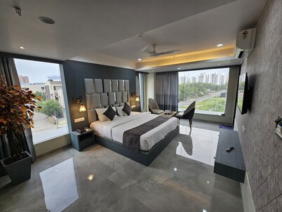 THE EIFFEL HOTEL & BANQUET