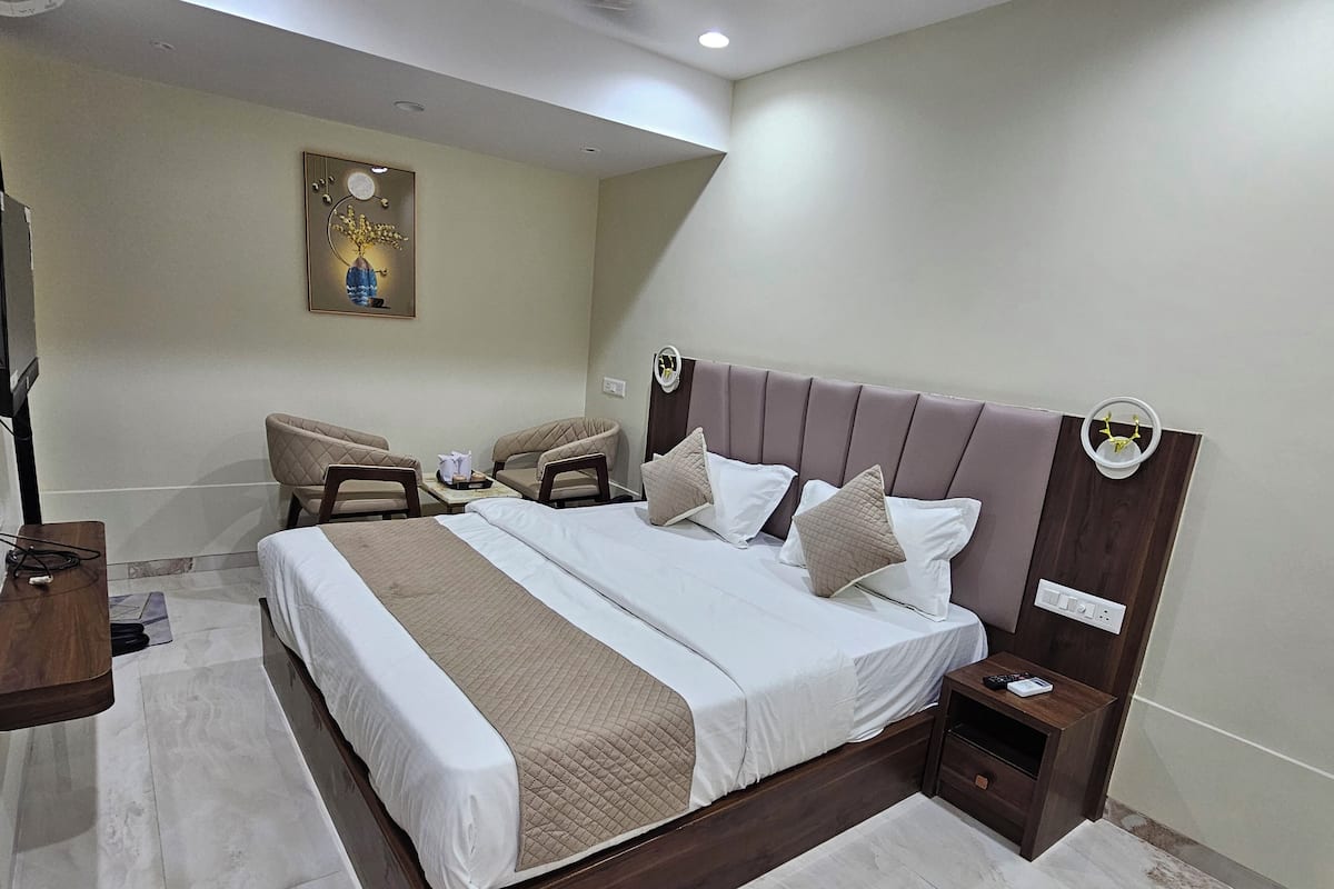 DELUXE ROOM | Bathroom | Shower, towels, soap, shampoo