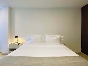2 bedrooms, iron/ironing board, WiFi