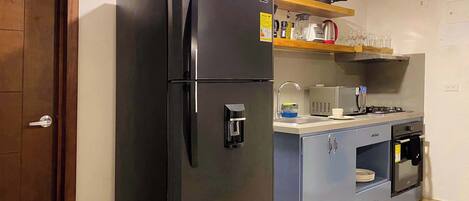 Frigorífic, microones i placa de cuina