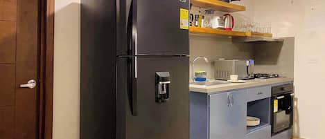 Refrigerador, microondas, placa de cocina, utensilios de cocina
