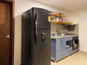 Kühlschrank, Mikrowelle, Herdplatte, Kochgeschirr/Geschirr/Besteck