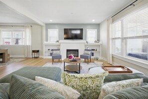 Fernseher, Kamin, Bücher, Arbeitsbereiche