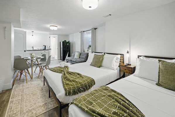 5 habitaciones, escritorio, tabla de planchar con plancha y wifi 