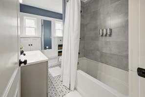 Douche, sèche-cheveux, serviettes fournies, shampoing