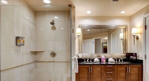 Douche, séchoir à cheveux, serviettes fournies