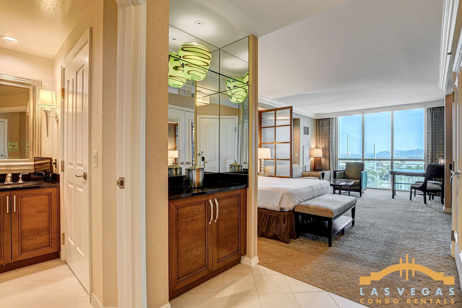 Een bureau, een strijkplank/strijkijzer, wifi, beddengoed