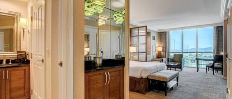 Een bureau, een strijkplank/strijkijzer, wifi, beddengoed