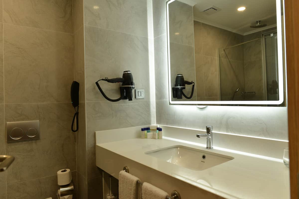 Dusj, hårføner, håndklær og såpe