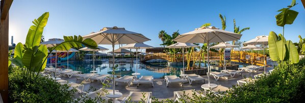Una piscina techada, una piscina al aire libre