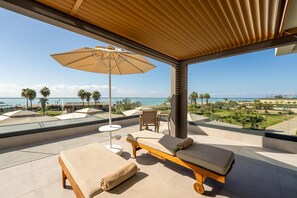 Espacio para trabajar con laptop y wifi gratis 