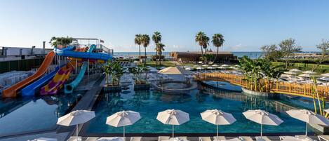 Alberca techada y alberca al aire libre