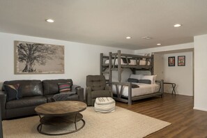 2 bedrooms, desk, iron/ironing board, free WiFi