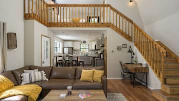 Una Smart TV, una chimenea, un reproductor estéreo