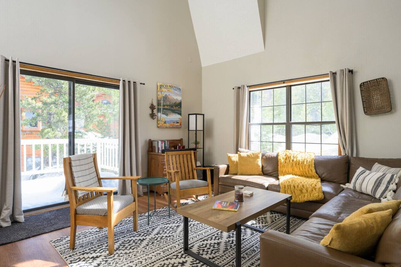 Smart TV, chimenea y estéreo 