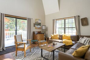 スマートテレビ、暖炉、ステレオ