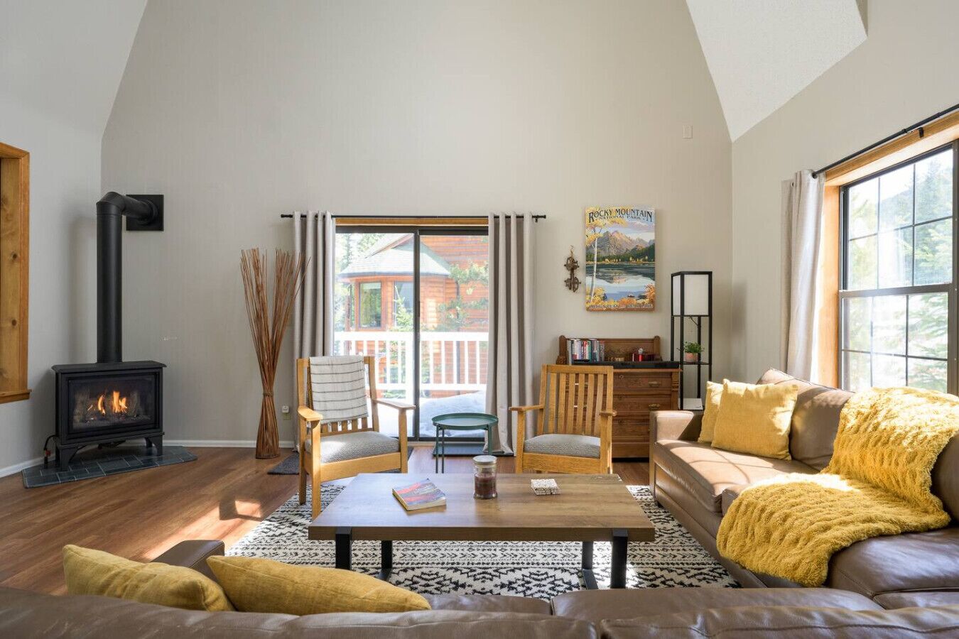 Smart TV, chimenea y estéreo 