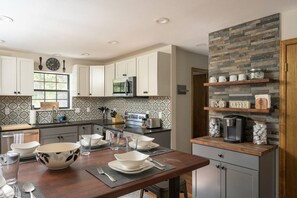 Een koelkast, een microgolfoven, een oven, een kookplaat