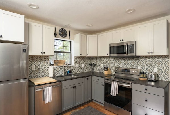 冷蔵庫、電子レンジ、オーブン、コンロ