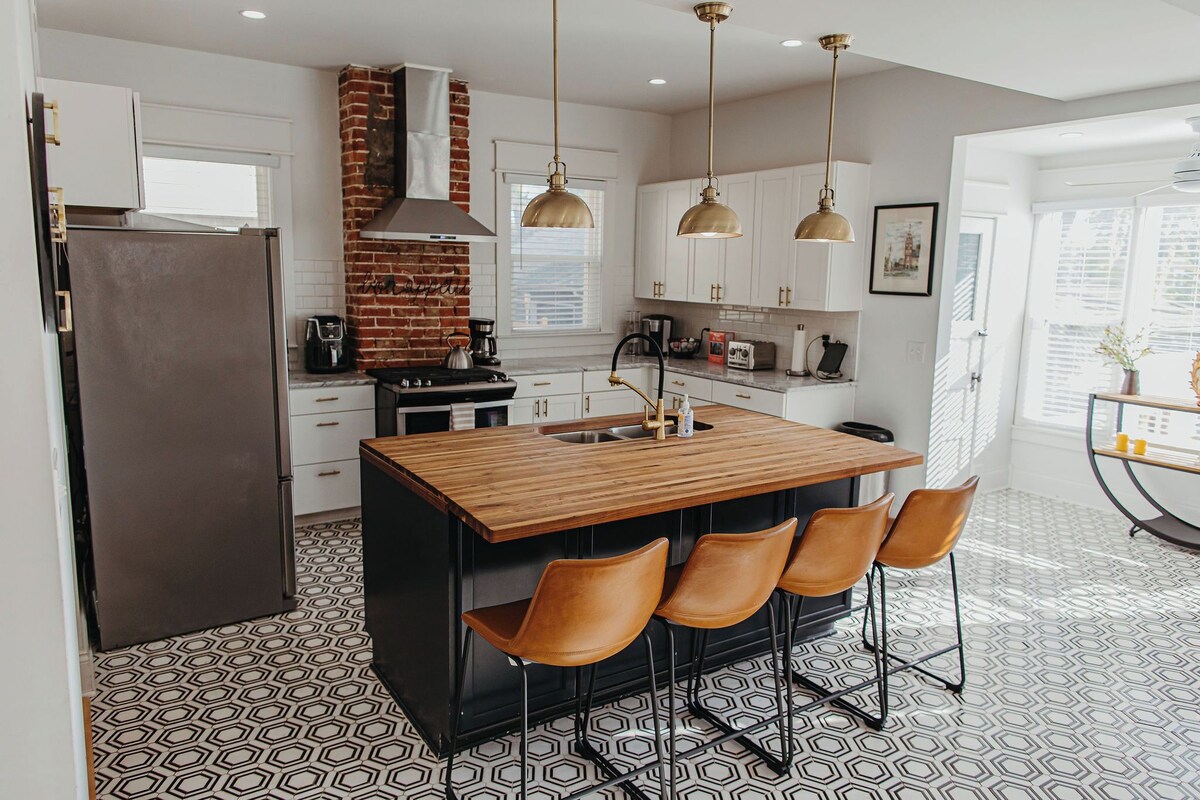 Stay on Main - Large Home Near Plaza, Westport & Downtown