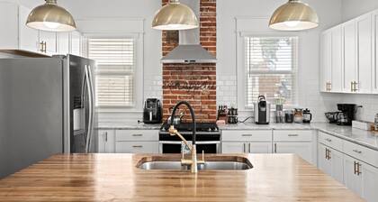 Stay on Main - Large Home Near Plaza, Westport & Downtown