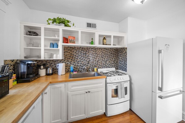 Kühlschrank, Mikrowelle, Ofen, Herdplatte