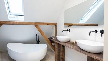 Een douche, een haardroger, handdoeken, toiletpapier