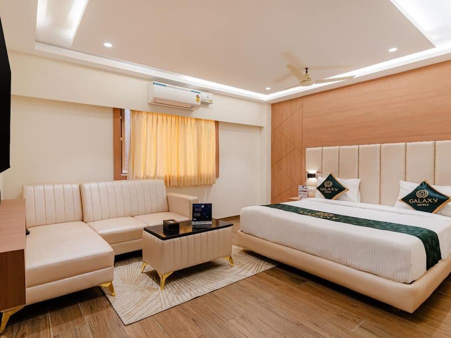 Executive Double Room, 1 King Bed | Laptop workspace, free WiFi