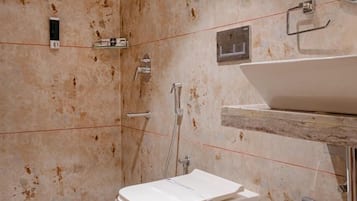 Deluxe Double Room | Bathroom