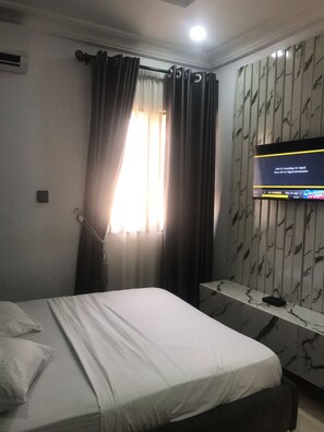 Apartamento | Escritorio, espacio para trabajar con un portátil, cortinas opacas