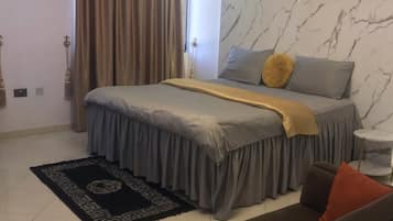 Basic Apartment | 3 bedrooms, desk, laptop workspace, blackout drapes