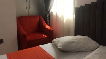 3 habitaciones, escritorio y espacio para trabajar con laptop