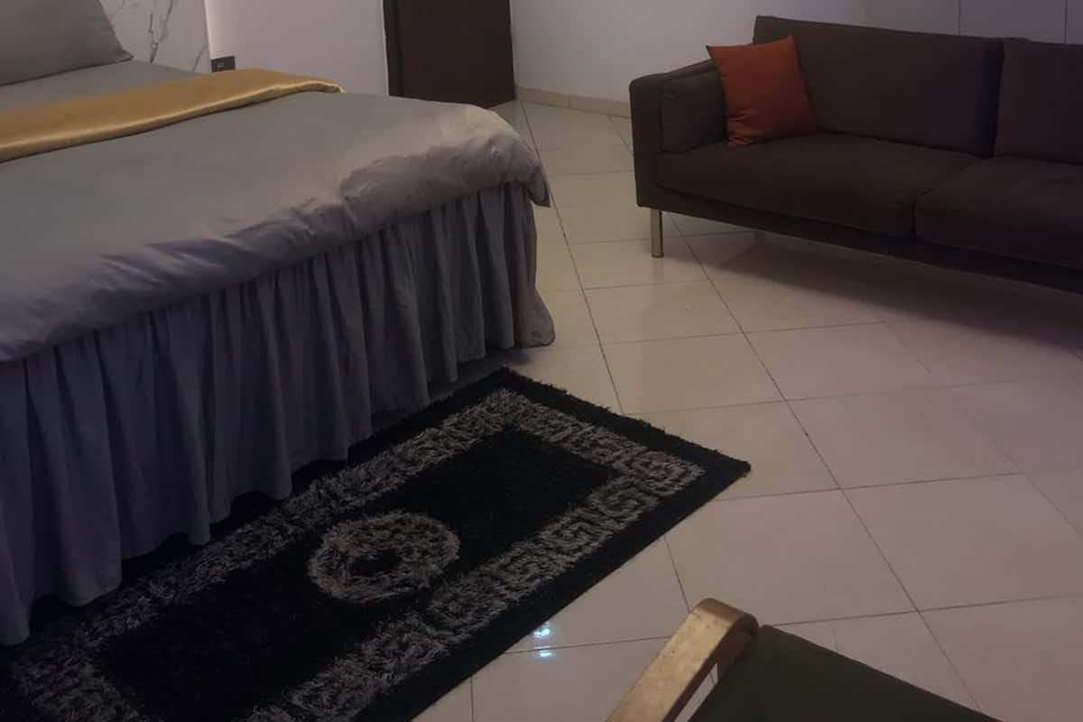 Basic Apartment | 3 bedrooms, desk, laptop workspace, blackout drapes