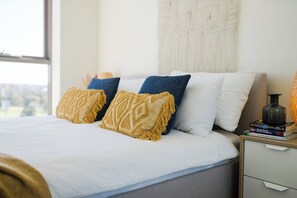 2 chambres, fer et planche à repasser, lit de bébé portatif