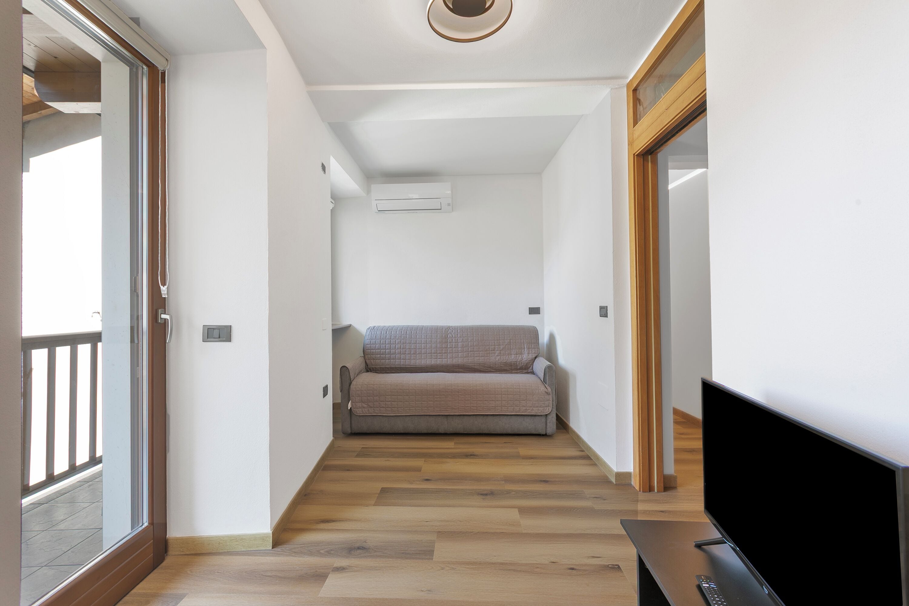 Apartamento estándar, varias habitaciones (Residenza I 3 Mori B) | Zona de estar | Smart TV de 21 pulgadas con canales por cable