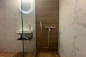 Een douche, een haardroger, handdoeken, zeep