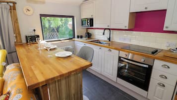 Rentaplats i utensilis de cuina, vaixella i coberteria