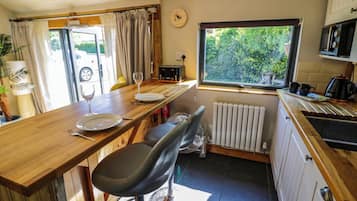 Rentaplats i utensilis de cuina, vaixella i coberteria