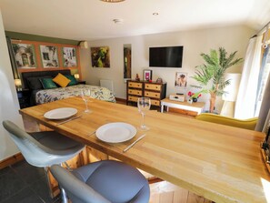 1 Schlafzimmer, individuell dekoriert, individuell eingerichtet