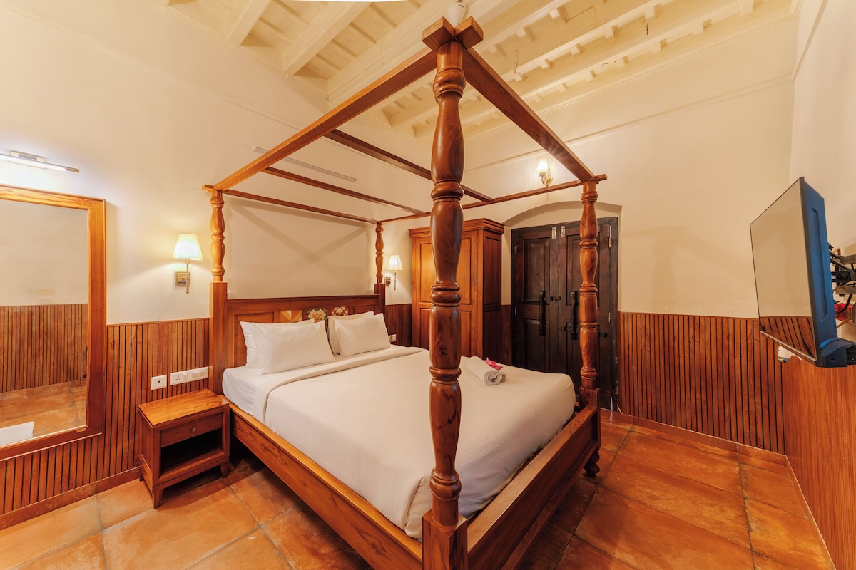 Superior Suite | Egyptian cotton sheets, premium bedding, desk, laptop workspace